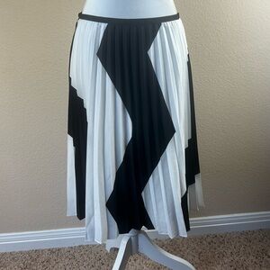 Calvin Klein Black & White Pleaded Skirt Sz 4